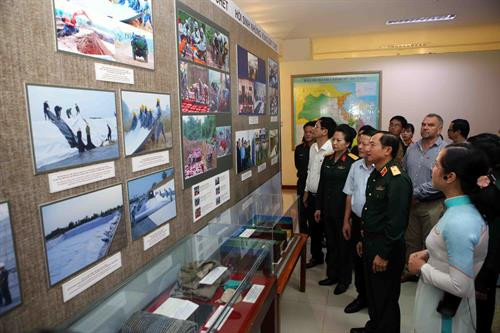 游客参观展览会。 图自越通社