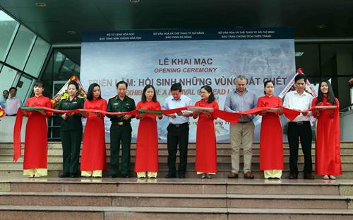 “起死回生的土地”专题展览会开幕剪彩仪式。 图自越通社