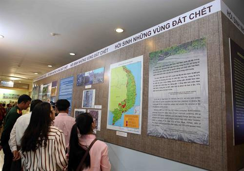 游客参观展览会。 图自越通社