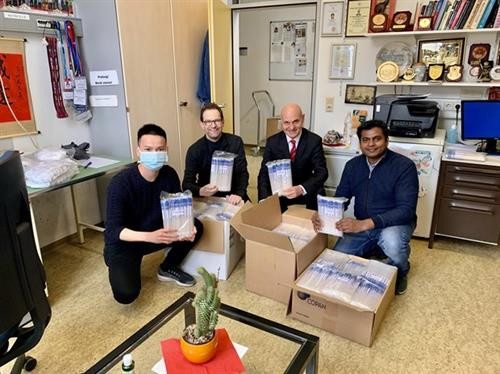 越南-德国医学研究中心（VG-CARE）向德国发送了6000个病毒采样管。图自越通社