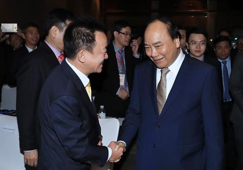 阮春福出席越南与新加坡商务论坛 ảnh 2