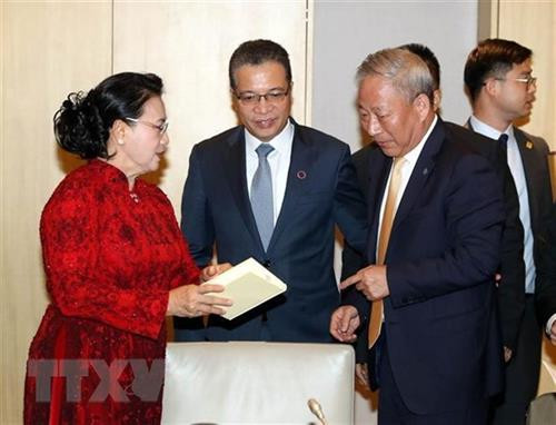 阮氏金银会见太平洋集团创始人严介和。图自越通社