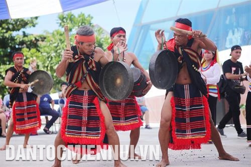 茶蓬县茶山乡北村戈尔族人在戈尔族双锣钲和民间武道表演比赛上进行锣钲演出。记者 陈黎林 摄 茶蓬县茶山乡北村戈尔族人在戈尔族双锣钲和民间武道表演比赛上进行锣钲演出。记者 陈黎林 摄