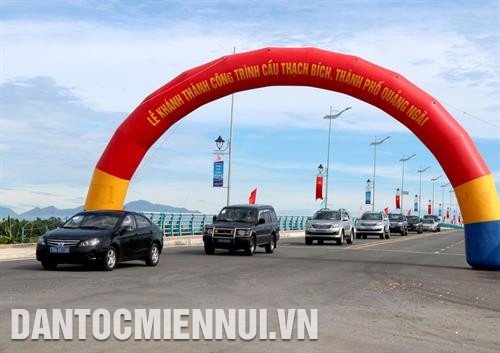 广义市跨越茶曲河的第三座桥石碧桥竣工通车已为同胞出行创造便利条件。记者 士胜 摄 广义市跨越茶曲河的第三座桥石碧桥竣工通车已为同胞出行创造便利条件。记者 士胜 摄