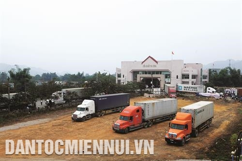 邪隆口岸经济区成为东北地区现代和活跃的工业都市区。 邪隆口岸经济区面貌逐步变化。记者 黄河 游客在邪隆口岸办理入境手续。记者 黄河 摄