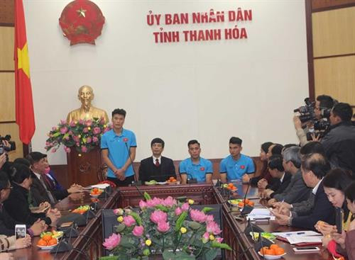 清化省人民委员会为球员们举行隆重的欢饮仪式。（图片来源：越通社）