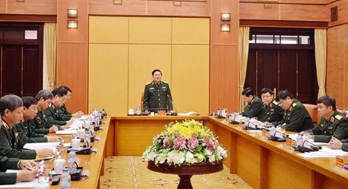 吴春历大将与越南人民军总政治局领导举行工作会谈。（图片来源：越南人民军报）