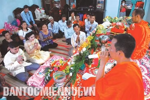 各位僧尼诵经，为新娘和新郎祝福。