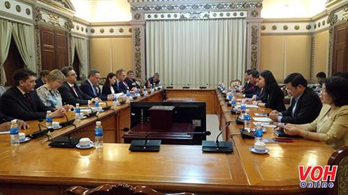 胡志明市人民委员会主席阮成峰于10月18日下午与芬兰经济部长米卡•林迪举行工作会谈。图自voh.com 胡志明市人民委员会主席阮成峰于10月18日下午与芬兰经济部长米卡•林迪举行工作会谈。图自voh.com