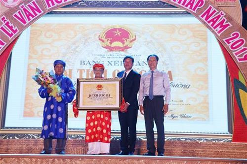 高冷市举行杜功祥夫妇庙和坟墓荣获国家级遗迹证书的授证仪式。图自越通社