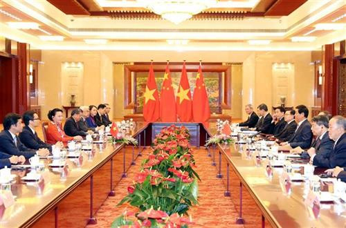 越南国会主席阮氏金银与中共中央政治局常委、全国人大常委会委员长栗战书举行会谈。图自越通社
