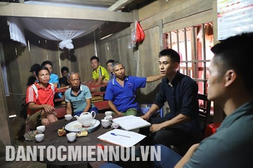 农文环向乡里的同胞们分享农业领域发展的有效经验。 记者 安成达 摄