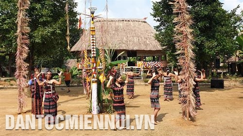 祭祀仪式结束后，戈都族同胞在幡竿下一起唱歌、跳舞。记者 黄海 摄