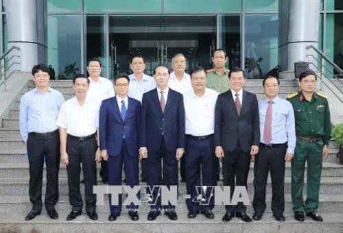陈大光与巴地头顿省领导合影。越通社记者 颜创 摄