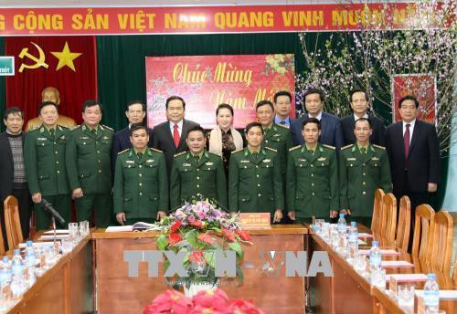 越南国会主席阮氏金银与清水乡清水国际口岸边防干部战士合影。(图片来源:越通社) 越南国会主席阮氏金银与清水乡清水国际口岸边防干部战士合影。(图片来源:越通社)