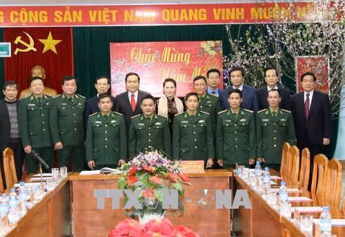 越南国会主席阮氏金银与清水乡清水国际口岸边防干部战士合影。(图片来源:越通社) 越南国会主席阮氏金银与清水乡清水国际口岸边防干部战士合影。(图片来源:越通社)