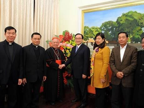 河内总教区总主教阮文仁向河内市委书记黄忠海拜年。（图片来源：越通社）