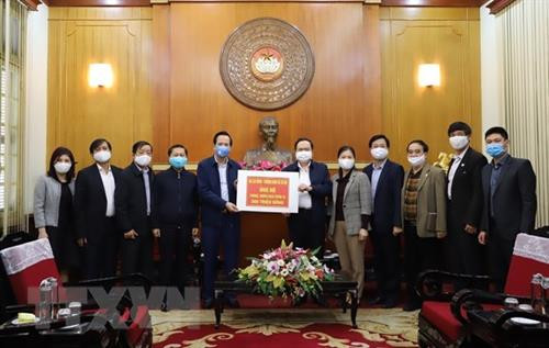陈青敏接收越南劳动荣军与社会部的捐赠资金。图自越通社