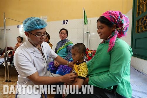 猛康县综合医院的医生为蒙族儿童进行体检。记者 黄河 摄