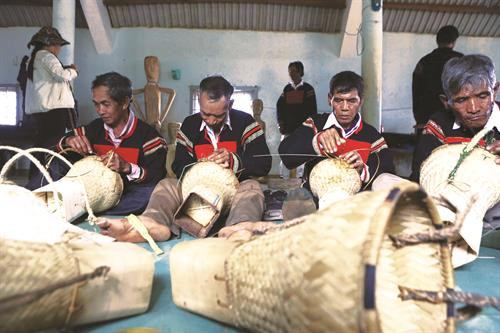 传统文化节的丁年笙表演。 艺人们参加藤器编织比赛。 土锦纺织表演。 传统文化节是保护埃地族传统文化特色的良好机会。