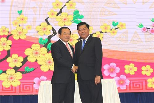 隆安省人民委员会陈文勤（右）和柬埔寨柴桢省省长门•威波。图自http://baolongan.vn