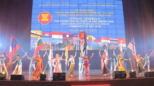 开幕式上的文艺节目。图自越通社