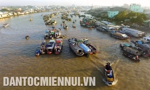 一年一度举行的”盖朗水上集市文化“旅游节有助于推介南部以西水乡风土人情。记者 孟灵 摄