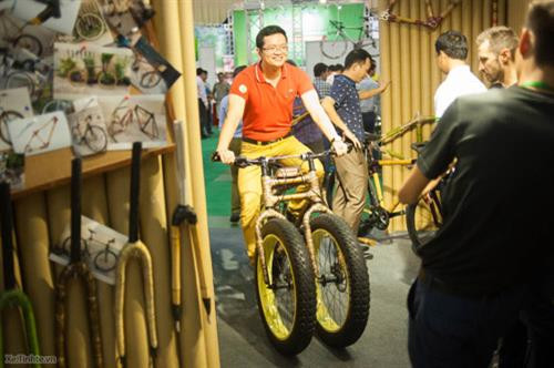 2017年越南国际自行车、电动车及零件展在河内开展。(图片来源:http://vietnamnet.vn) 2017年越南国际自行车、电动车及零件展在河内开展。(图片来源:http://vietnamnet.vn)