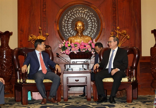 胡志明市市委书记阮善仁会见韩国三星（越南）电子有限责任公司总经理沈沅焕。（图片来源：越通社）