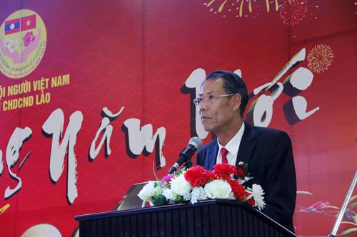 旅居老挝越南人总会主席阮维忠在活动上发表讲话。（图片来源：越通社）