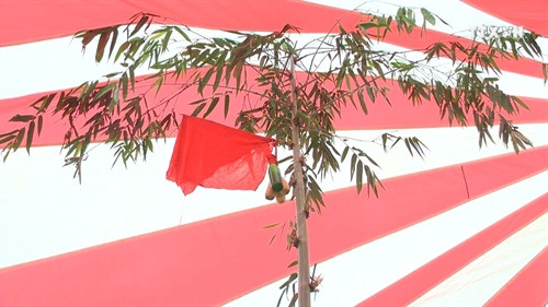 巫师将把两条红色布线挂在春帆子顶上，其意义是邀请祖先参加求福节。