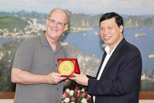 阮德龙向拉里•齐巴斯赠送礼物。（图片来源：广宁报网）