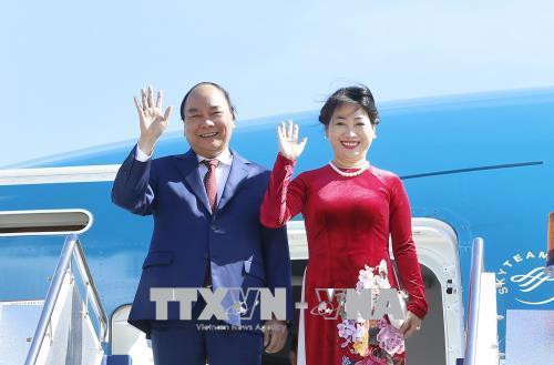 越南政府总理阮春福与夫人。（图片来源：越通社）