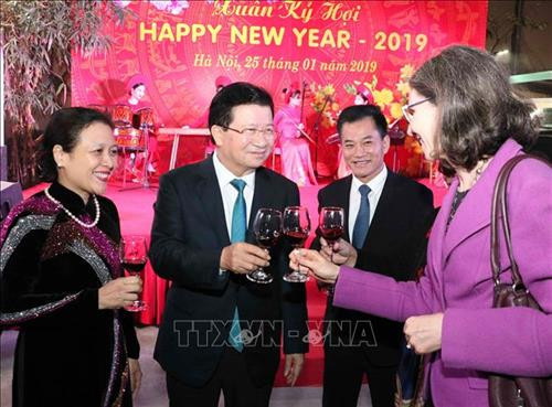 郑廷勇(左二)与各位代表交流。图自越通社 郑廷勇(左二)与各位代表交流。图自越通社