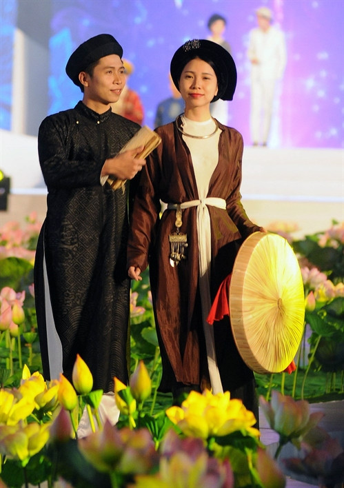 题为“越南奥黛精致”的表演节目给当场观众献上一场精彩绝伦的时装秀(图片来源:越通社) 题为“越南奥黛精致”的表演节目给当场观众献上一场精彩绝伦的时装秀(图片来源:越通社)