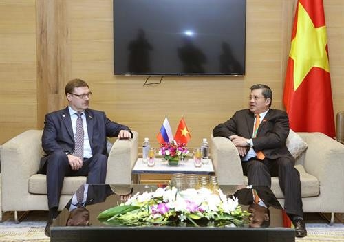 越南国会对外委员会主任阮文酉会见了俄罗斯联邦委员会外交事务委员会主席康斯坦丁·科萨切夫。（图片来源：越通社）