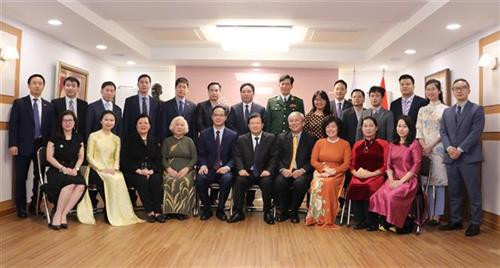 郑廷勇与越南驻韩国大使馆干部和人员合影留念。图自越通社