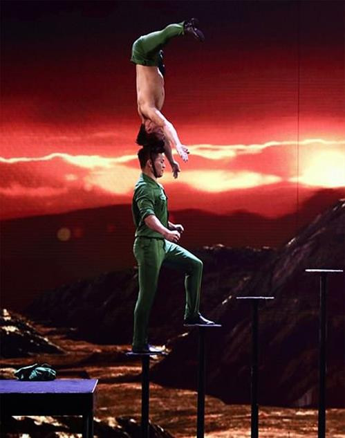 越南“杂技王子”国机和国业兄弟俩表演头顶头秀。(图片来源:越通社) 越南“杂技王子”国机和国业兄弟俩表演头顶头秀。(图片来源:越通社)