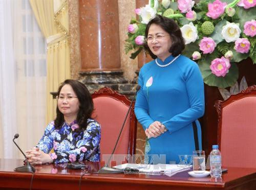 国家副主席邓氏玉盛在见面会上发表讲话。越通社记者 伊晋 摄