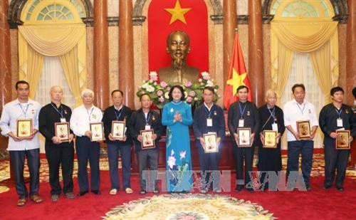 国家副主席邓氏玉盛与少数民族先进模范代表人士合影。越通社记者 伊晋 摄