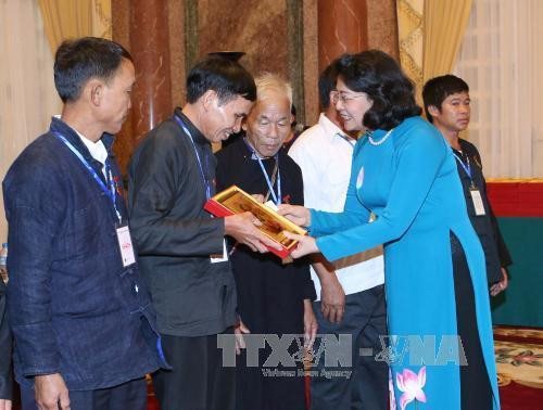 国家副主席邓氏玉盛向少数民族先进模范代表人士赠送礼物。越通社记者 伊晋 摄