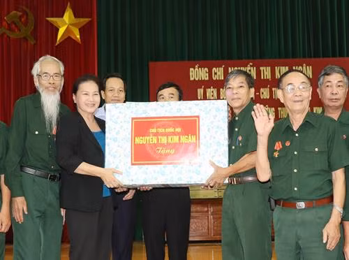 阮氏金银向金榜伤残军人疗养中心的伤残军人送上慰问品。越通社记者 仲德 摄