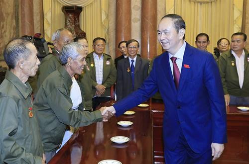 越南国家主席陈大光会见对越南革命事业做出贡献的老挝公民代表。(图片来源:越通社) 越南国家主席陈大光会见对越南革命事业做出贡献的老挝公民代表。(图片来源:越通社)