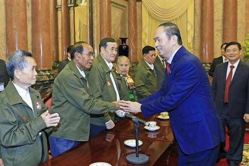 越南国家主席陈大光会见对越南革命事业做出贡献的老挝公民代表。(图片来源:越通社) 越南国家主席陈大光会见对越南革命事业做出贡献的老挝公民代表。(图片来源:越通社)