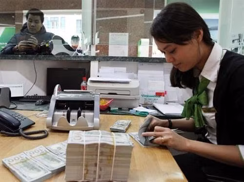 12日越盾兑美元中心汇率下降7越盾。(图片来源:因特网) 12日越盾兑美元中心汇率下降7越盾。(图片来源:因特网)