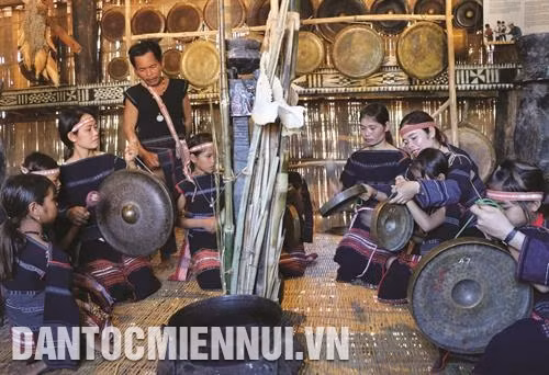 各村寨锣钲队日常性进行排练.图：红蝶 嘉莱省注重对年轻一代进行锣钲文化的传承工作。图：红蝶