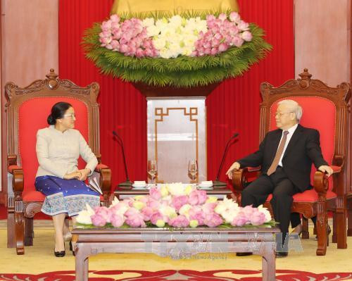 越共中央总书记阮富仲会见老挝国会主席巴妮•雅陶都。（图片来源:越通社）