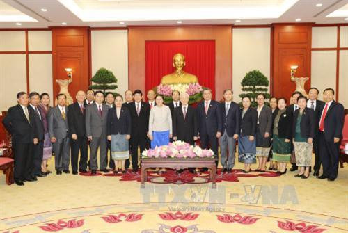 越共中央总书记阮富仲和老挝国会主席巴妮•雅陶都及各位代表合影。（图片来源：越通社）