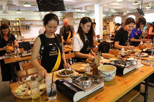 参观者体验将澳大利亚优质原料和越南新鲜农产品搭配 图自越通社