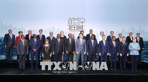 政府总理阮春福与参加七国集团峰会扩大会议的代表们合影。(图片来源:越通社) 政府总理阮春福与参加七国集团峰会扩大会议的代表们合影。(图片来源:越通社)